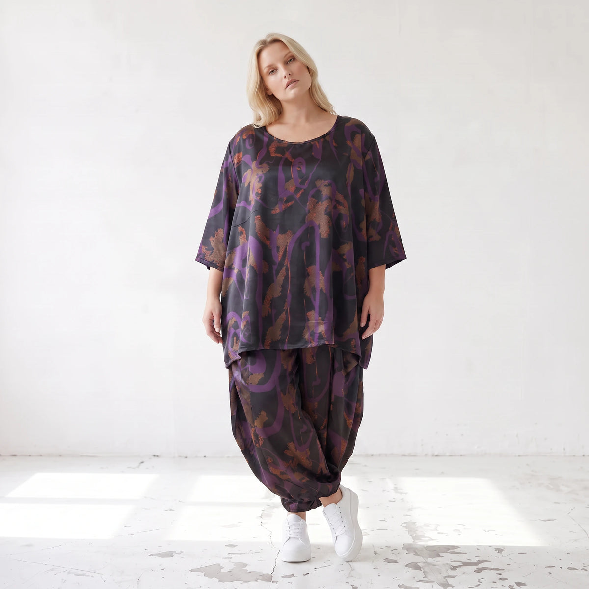 Bigshirt in A-Linie aus Satin mit Schwarz/Violett/Braun Print Rundhals und 7/8-Arm