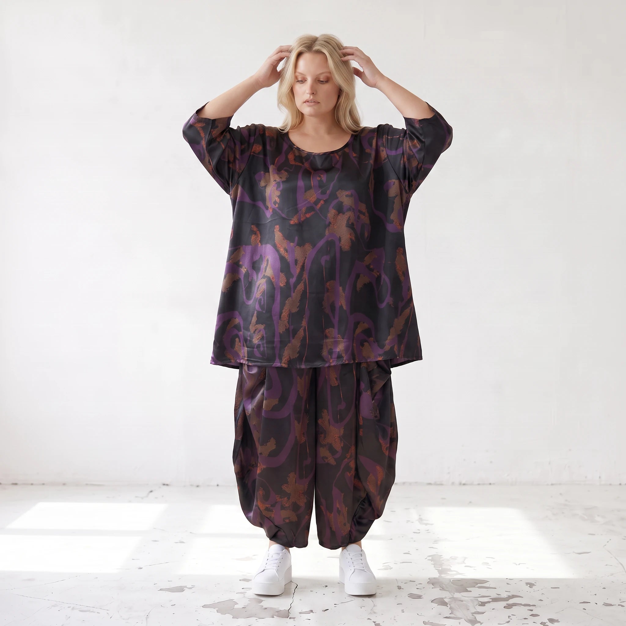 Bigshirt in A-Linie aus Satin mit Schwarz/Violett/Braun Print Rundhals und 7/8-Arm