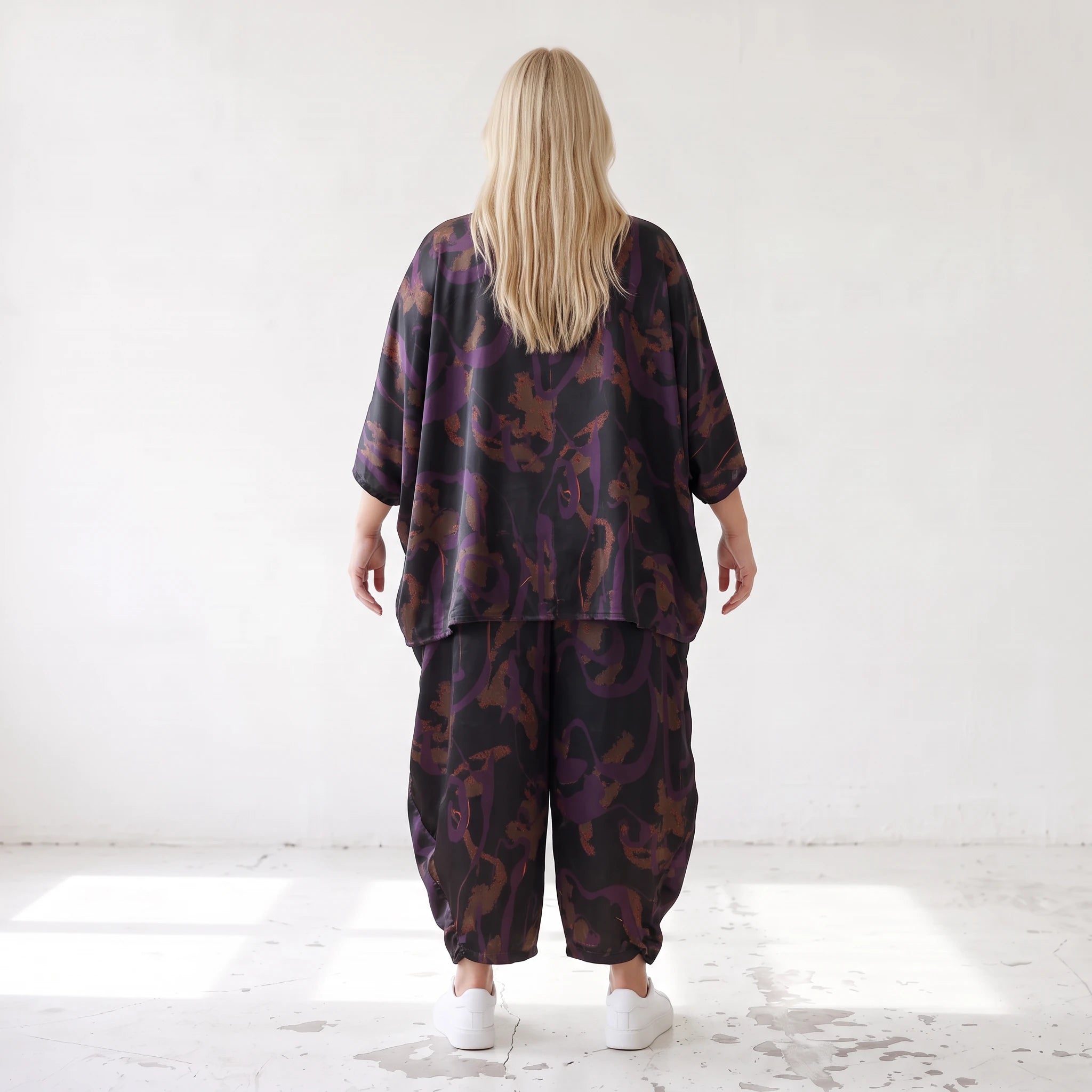 Ballonhose aus Satin in Schwarz/Violett/Braun mit abstraktem Printmuster und Elastikbund