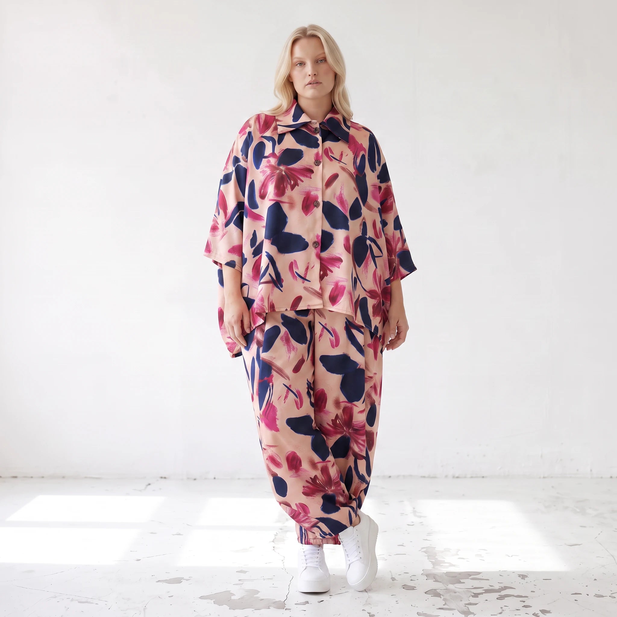 Satinbluse mit floralem Rose/Blau/Pink Print Hemdkragen Knopfleiste in gerundeter Form
