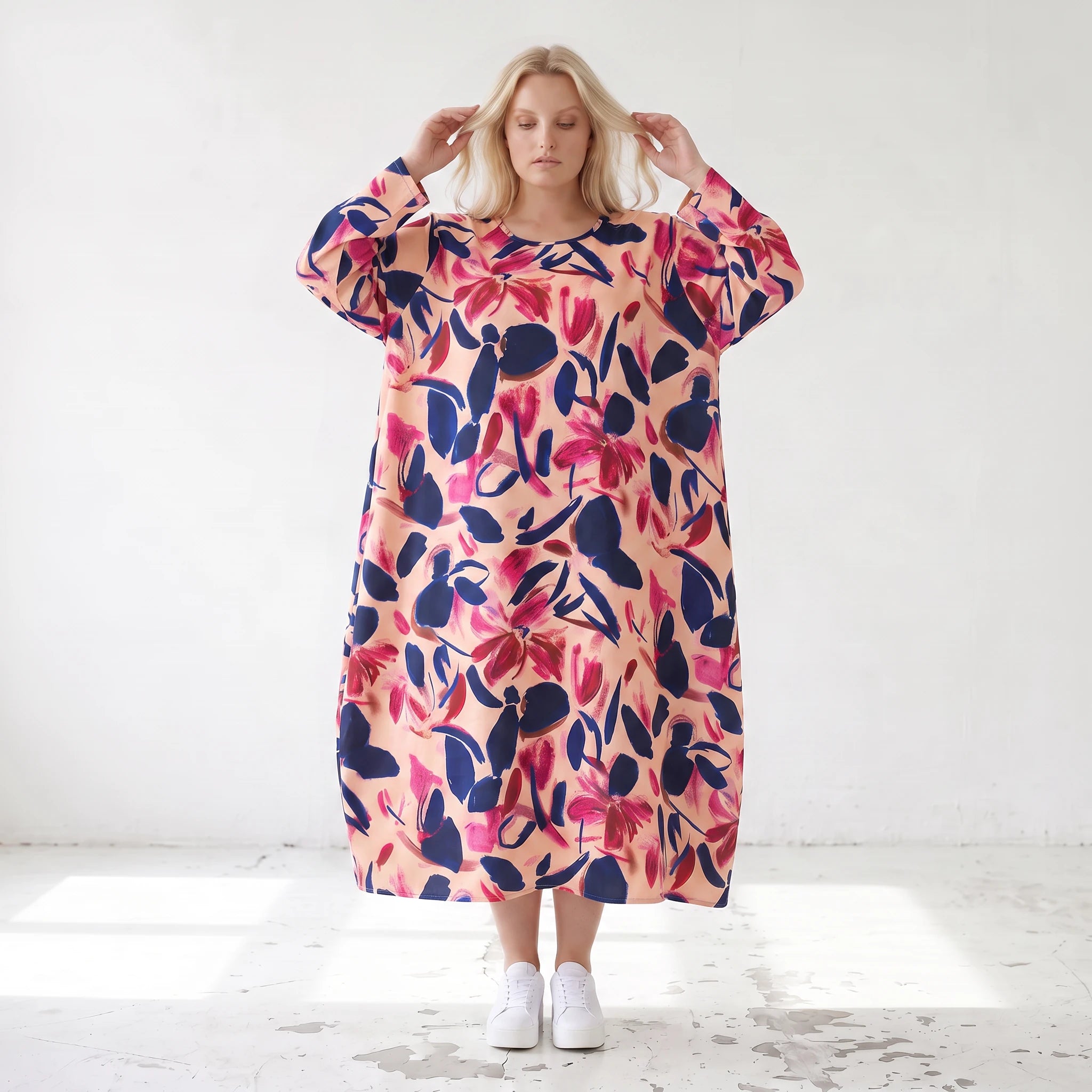 Ballonkleid aus Satin mit floralem Print in Rose/Blau/Pink Rundhals Langarm weit weich
