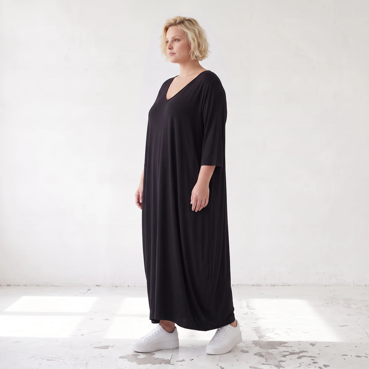 Schwarzes Ballonkleid aus Stretchjersey mit Rundhalsausschnitt und Langarm zeitlos