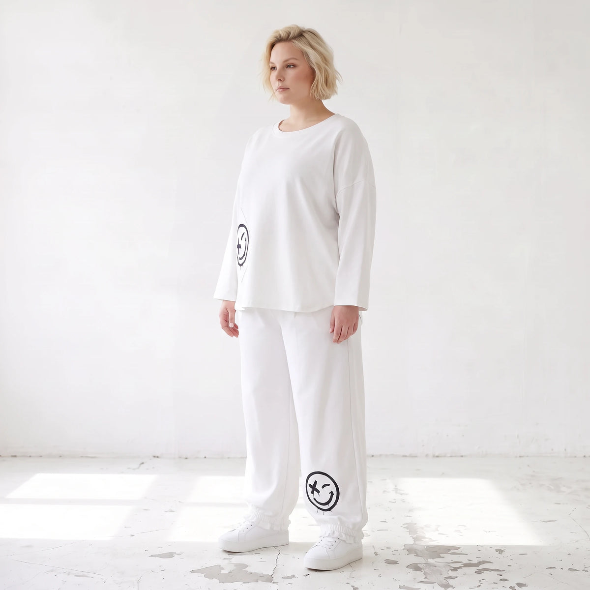 Oversizehose aus warmem French Terry mit Smileyprint gesmoktem Saum und Seitentaschen