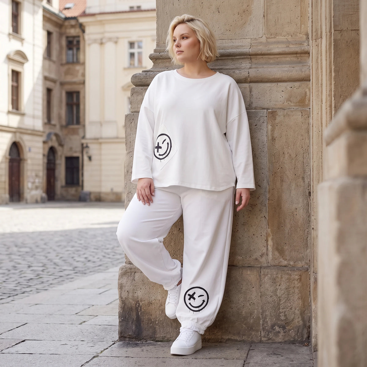 Oversizehose aus warmem French Terry mit Smileyprint gesmoktem Saum und Seitentaschen