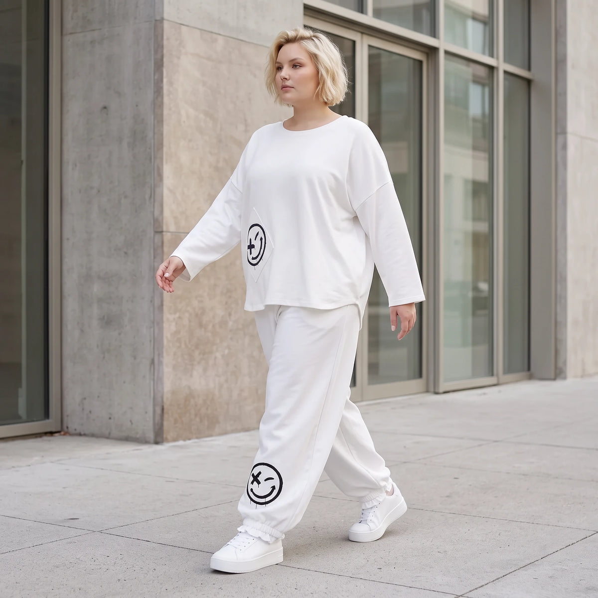 Oversizehose aus warmem French Terry mit Smileyprint gesmoktem Saum und Seitentaschen