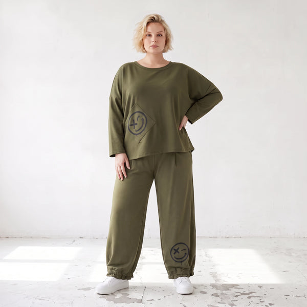 Olivgrüne Hose aus warmem French Terry mit Smiley Print gesmoktem Saum und langem Bein