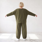 Olivgrüne Hose aus warmem French Terry mit Smiley Print gesmoktem Saum und langem Bein