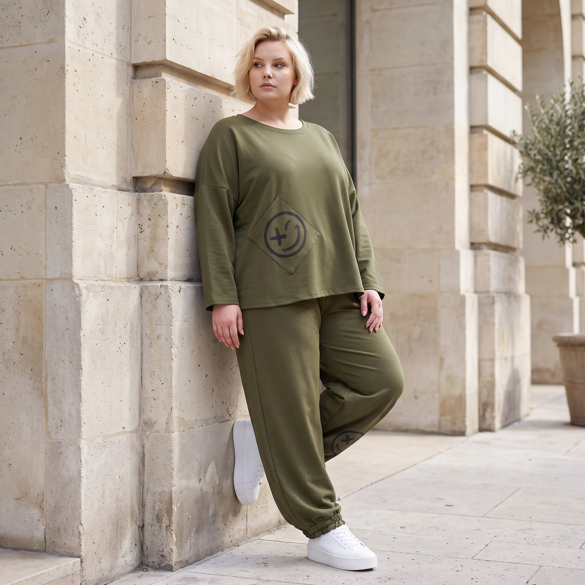 Olivgrüne Hose aus warmem French Terry mit Smiley Print gesmoktem Saum und langem Bein