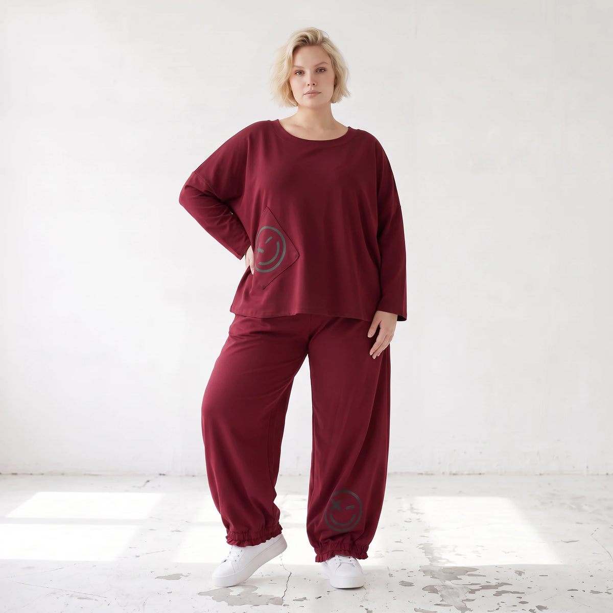 Oversized French Terry Hose in Schwarz mit Smileyprint gesmoktem Saum und weitem Bein
