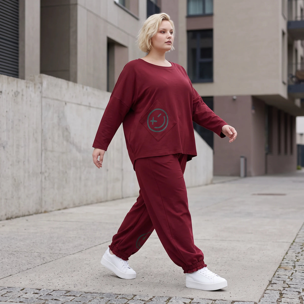 Oversized French Terry Hose in Schwarz mit Smileyprint gesmoktem Saum und weitem Bein