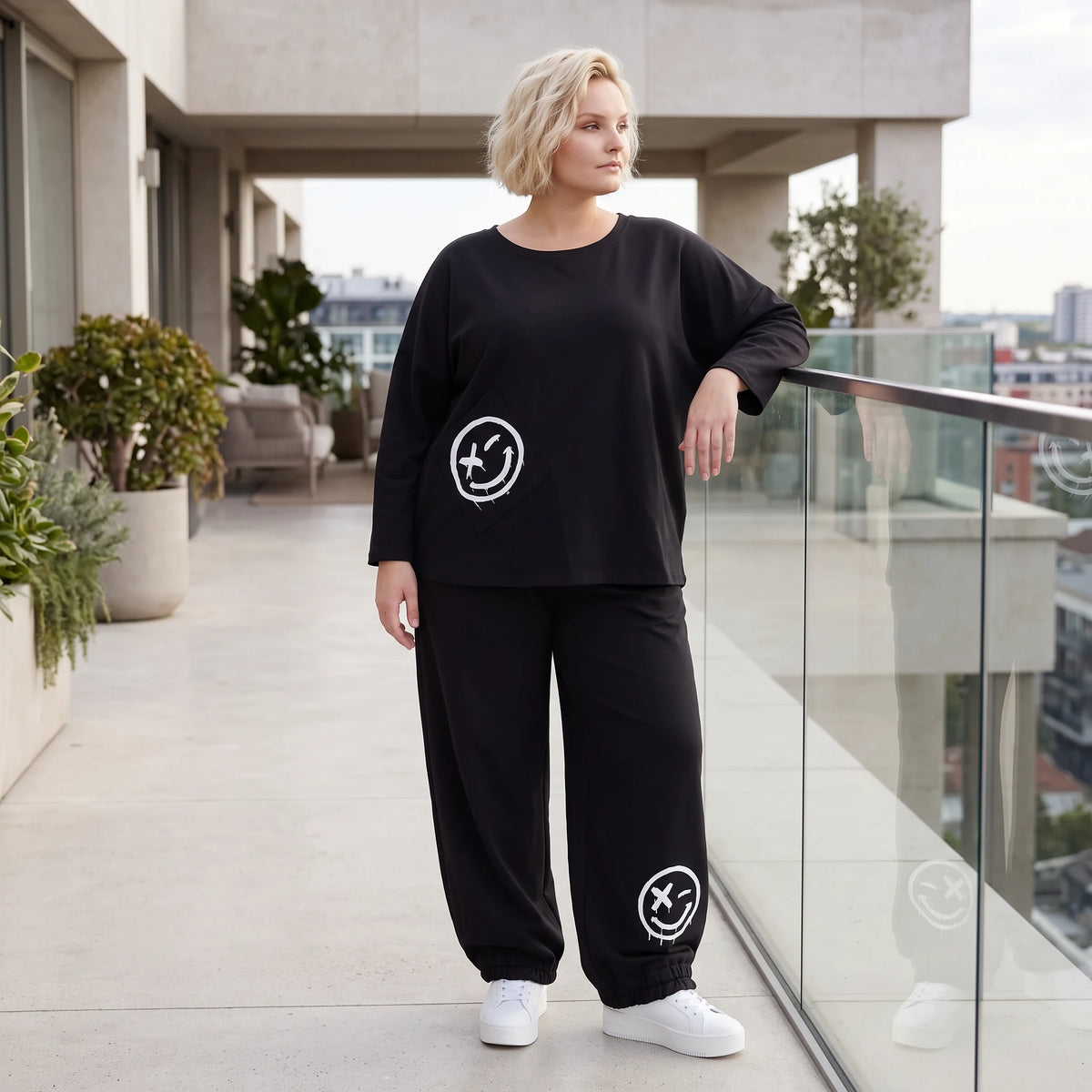 Oversized Hose aus flauschigem French Terry mit Smileydruck und bequem gesmoktem Saum
