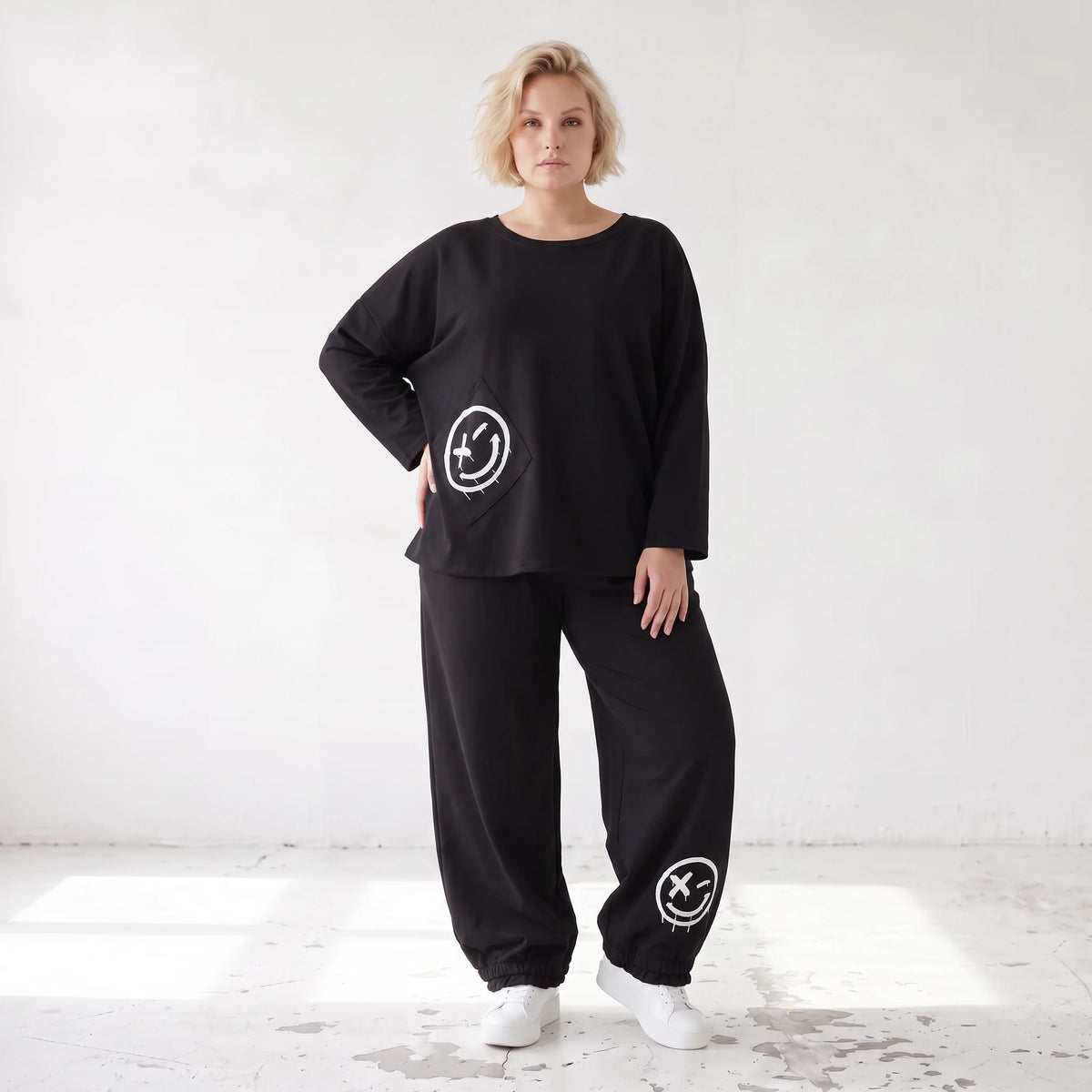 Oversized Hose aus flauschigem French Terry mit Smileydruck und bequem gesmoktem Saum