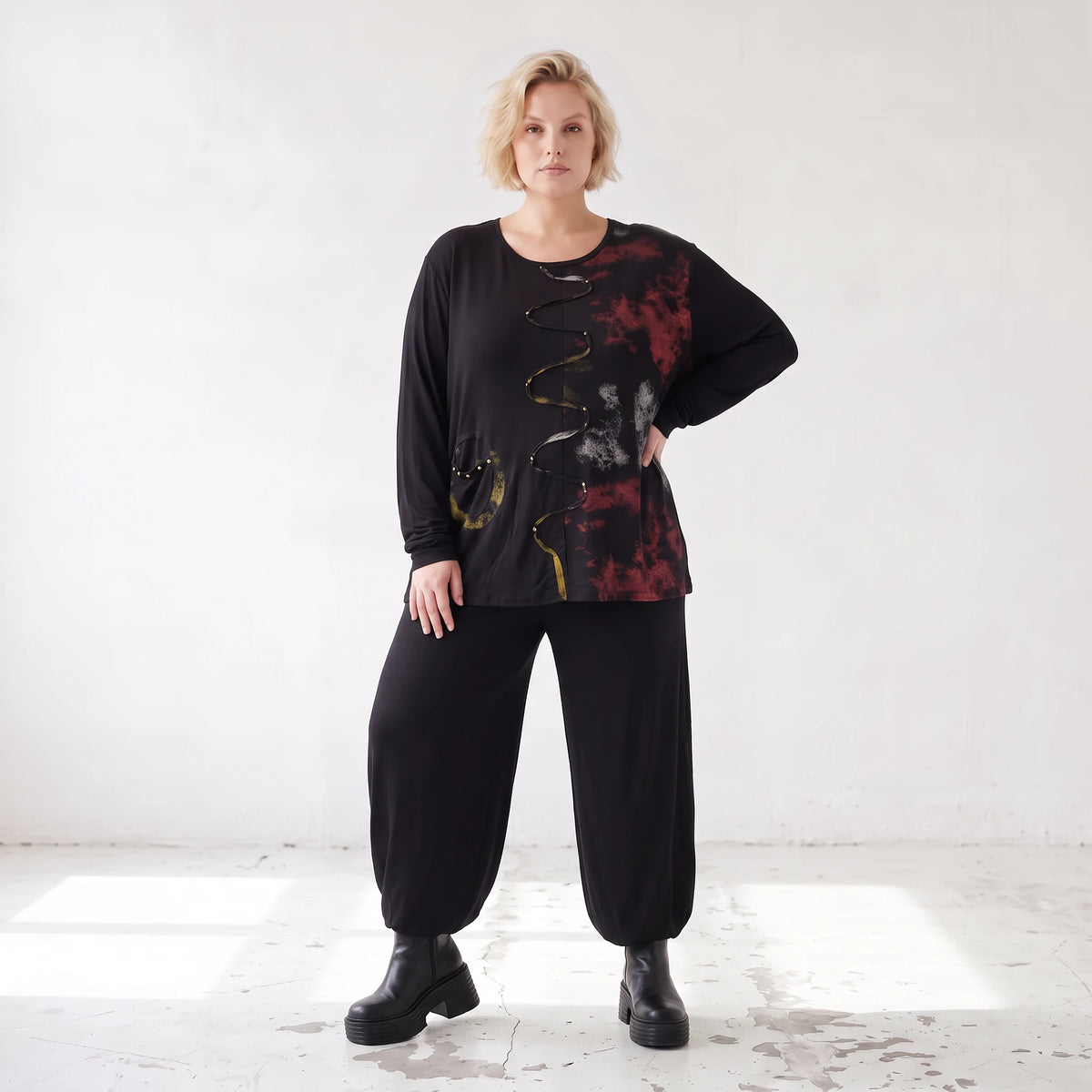Langarmshirt aus Viskosejersey in Schwarz/Rosa mit geradem Schnitt und Stretchkomfort