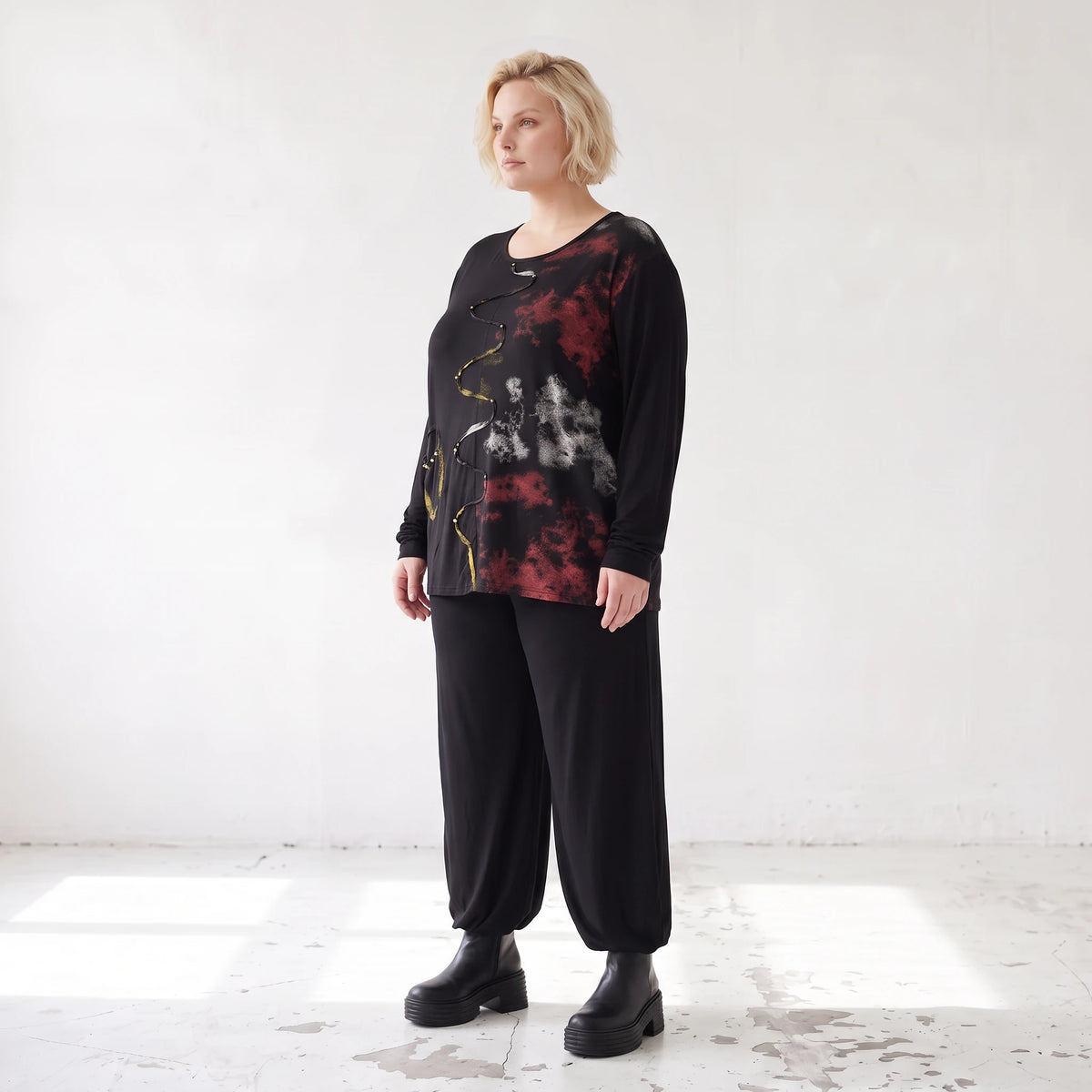 Langarmshirt aus Viskosejersey in Schwarz/Rosa mit geradem Schnitt und Stretchkomfort