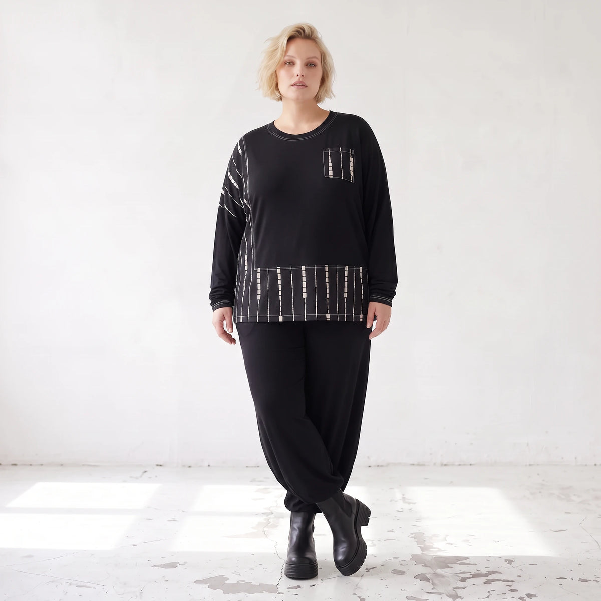 Schwarzes Basicshirt aus Viskosejersey mit Stretch und Brusttasche in geradem Schnitt