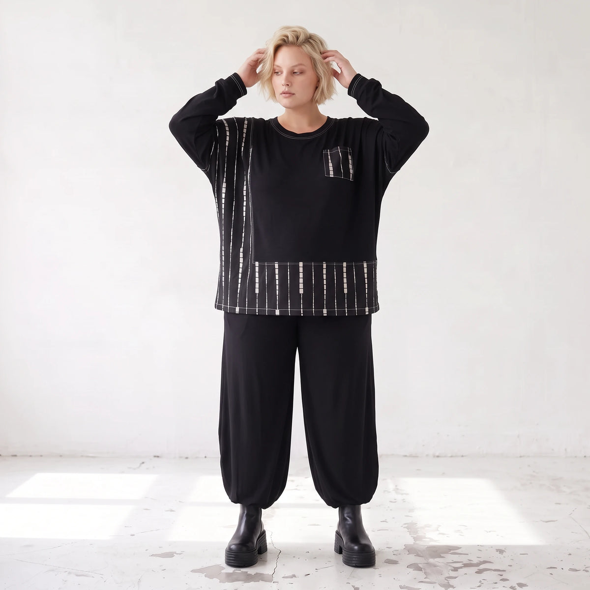 Schwarzes Basicshirt aus Viskosejersey mit Stretch und Brusttasche in geradem Schnitt
