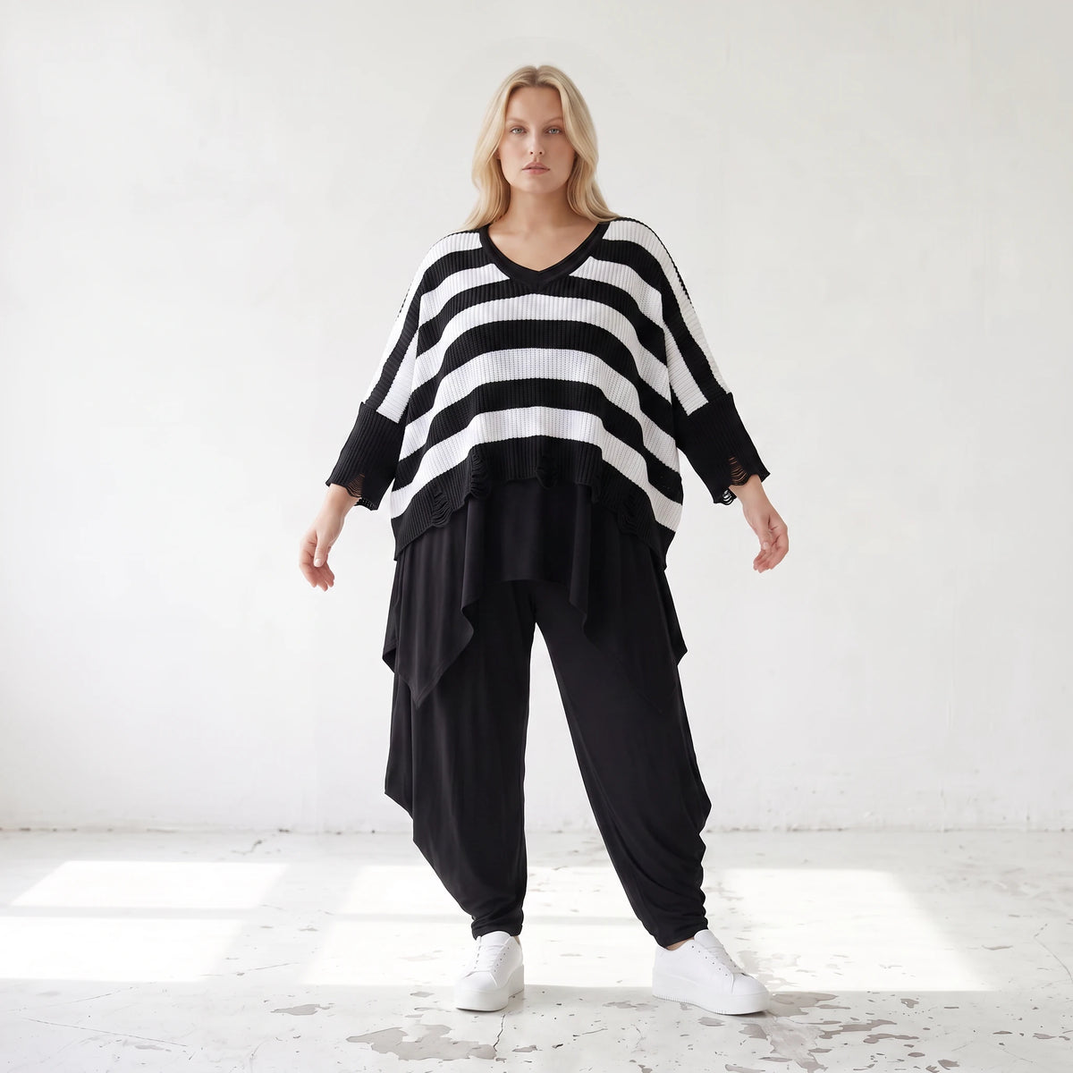 Warmes Strickshirt in weichem Stretchstrick mit V-Ausschnitt in kastiger Destroyedoptik
