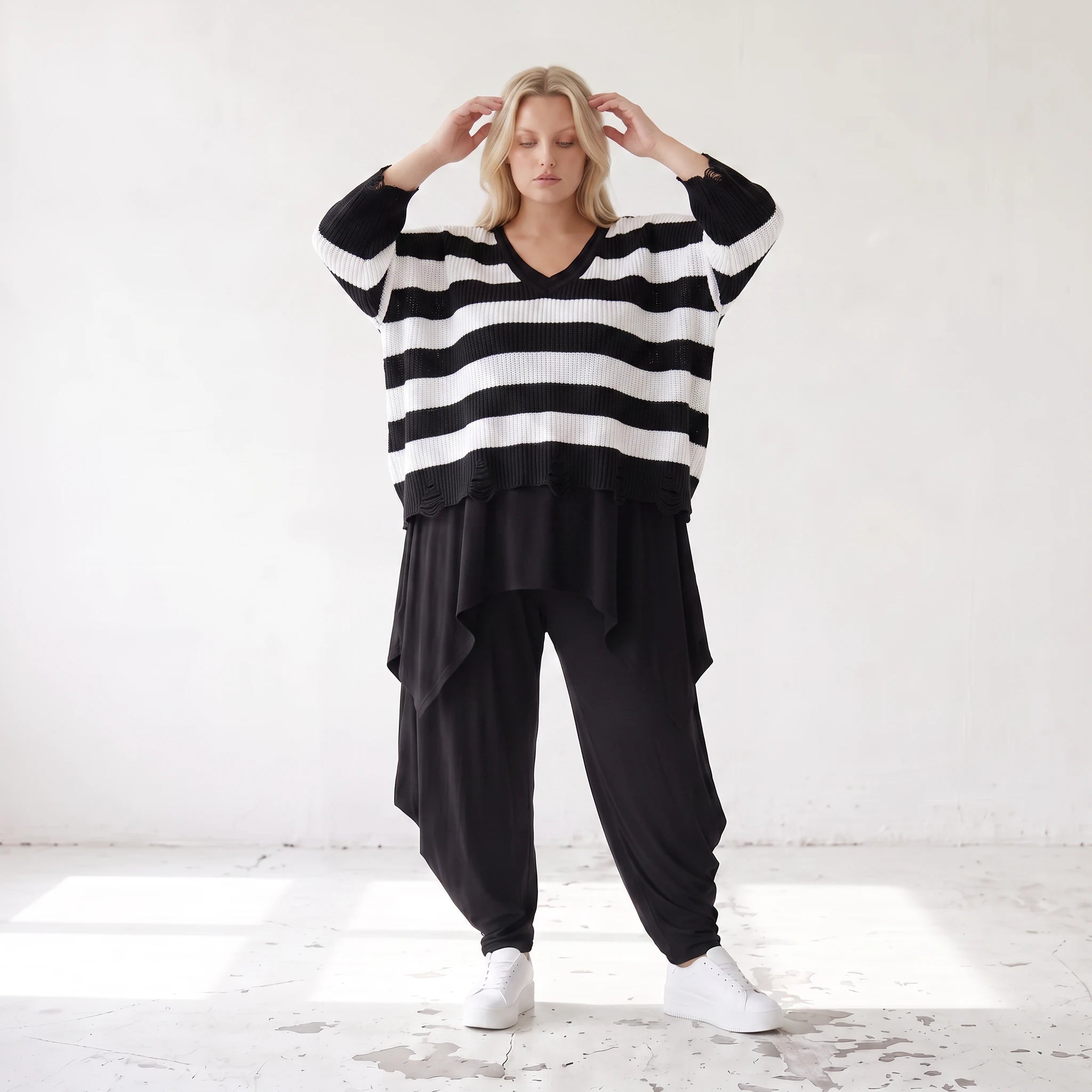 Warmes Strickshirt in weichem Stretchstrick mit V-Ausschnitt in kastiger Destroyedoptik