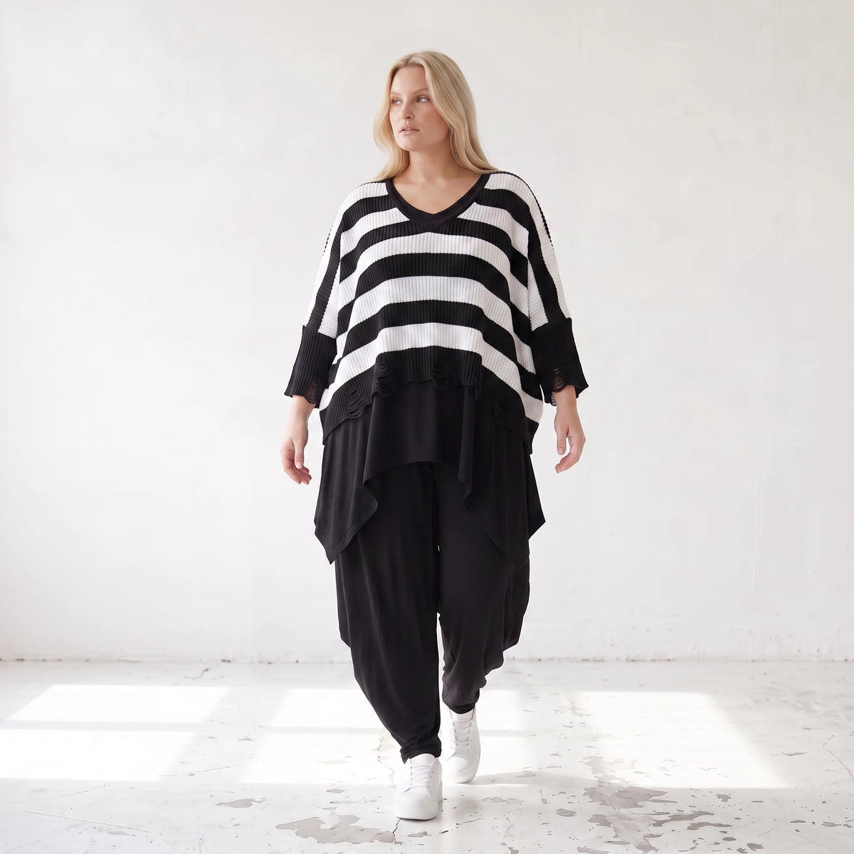 Warmes Strickshirt in weichem Stretchstrick mit V-Ausschnitt in kastiger Destroyedoptik