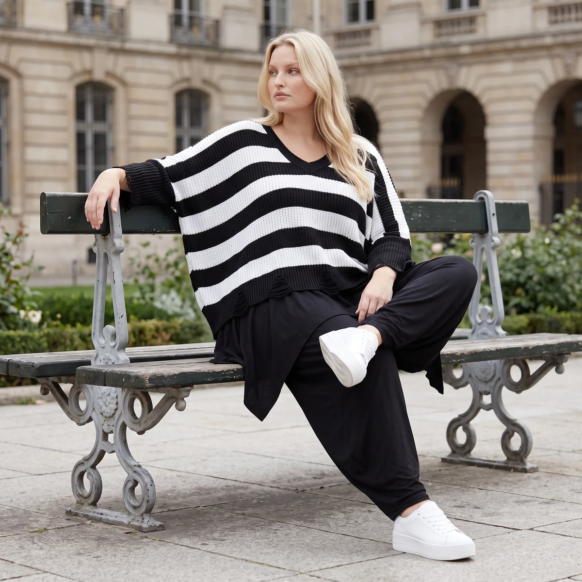 Warmes Strickshirt in weichem Stretchstrick mit V-Ausschnitt in kastiger Destroyedoptik