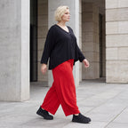 Rote Ballonhose aus Slinkystoff mit Stretch und weitem Bein als bequeme Schlupfhose