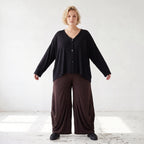 Fliessende Ballonhose in Dunkelbraun aus softem Slinky Stretch mit weitem Bein bequem