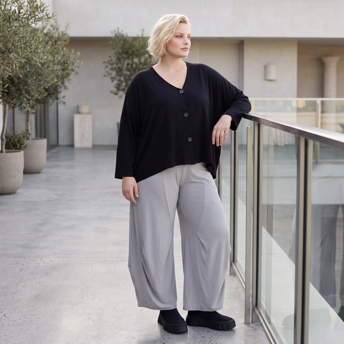 Silbergraue Ballonhose aus Slinkystoff mit weitem Bein Elastikbund und Flügeltaschen