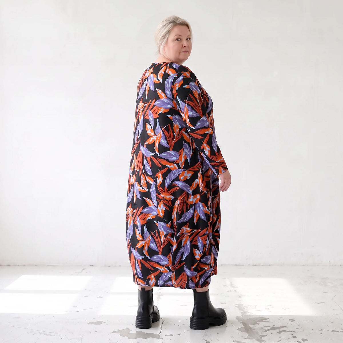 Weiches Romanitjerseykleid in Schwarz/Orange mit Ballonform Langarm Rundhalsausschnitt