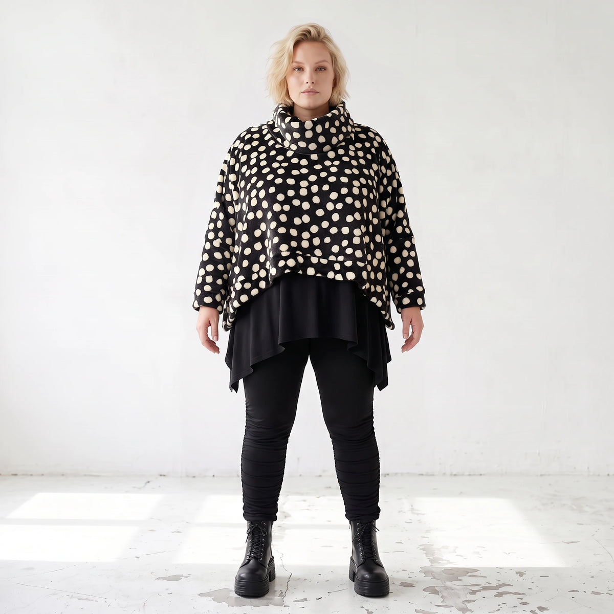 Flauschiger Winterpullover mit Rollkragen im kastigen Schnitt und seitlichen Schlitzen