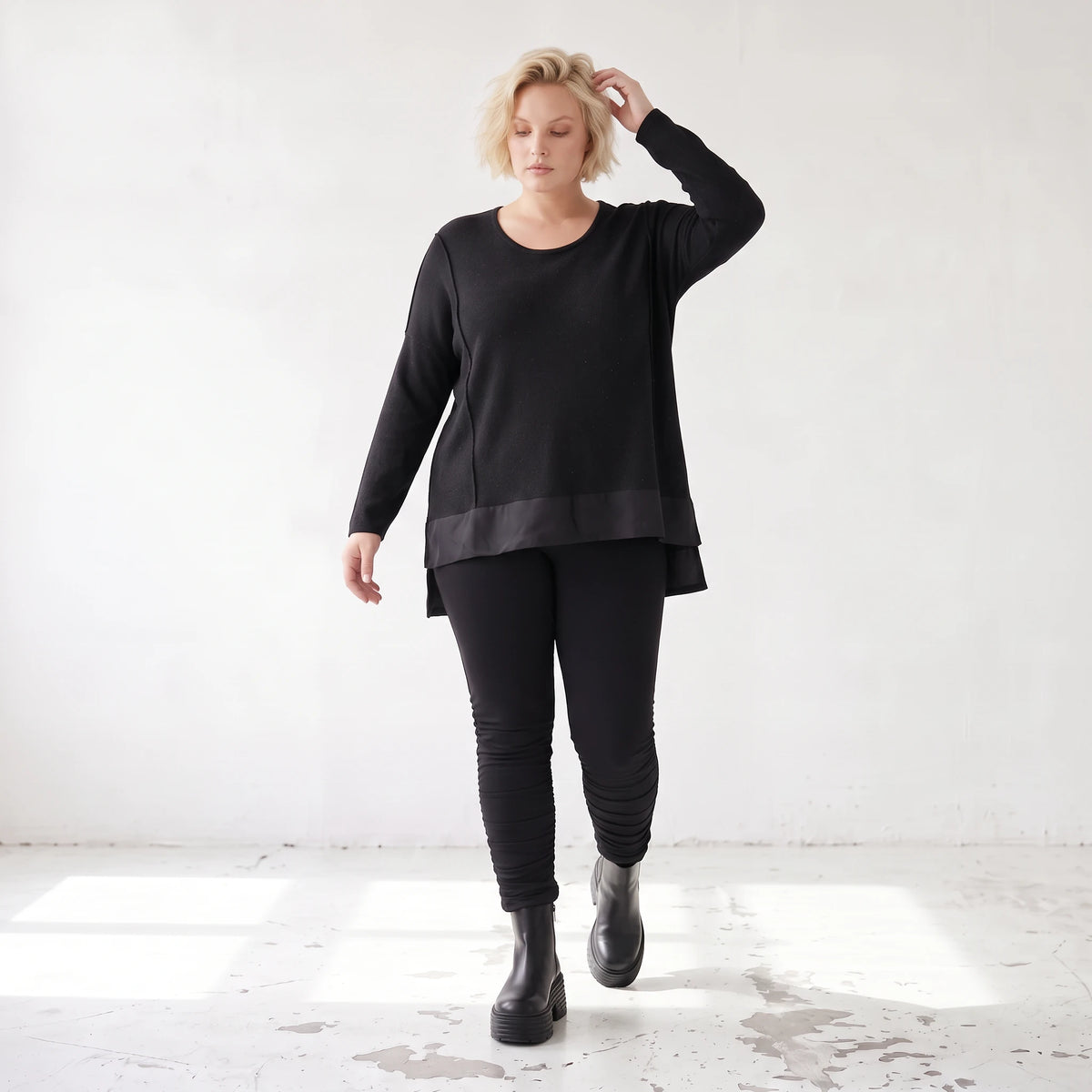 Weicher Strickpullover in Strickoptik aus Baumwolle mit Vokuhila-Schnitt und Schlitzen