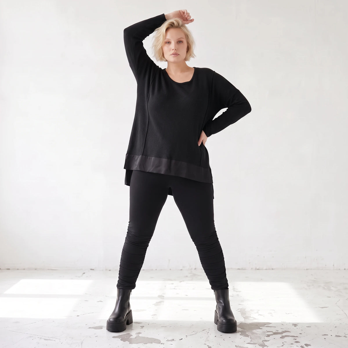 Weicher Strickpullover in Strickoptik aus Baumwolle mit Vokuhila-Schnitt und Schlitzen