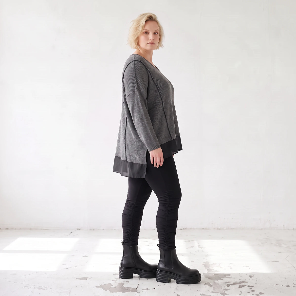 Dunkelgraues Strickshirt aus Baumwolle mit geradem Schnitt und längerer Rückenpartie