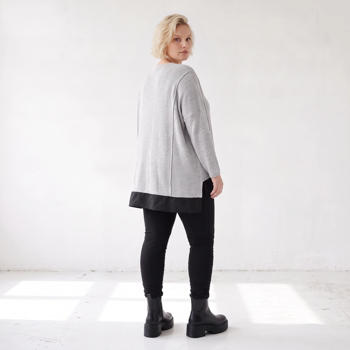 Weicher Strickpullover mit Rundhals aus Baumwolle und Memorytaft mit Seitenschlitzen