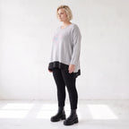 Weicher Strickpullover mit Rundhals aus Baumwolle und Memorytaft mit Seitenschlitzen