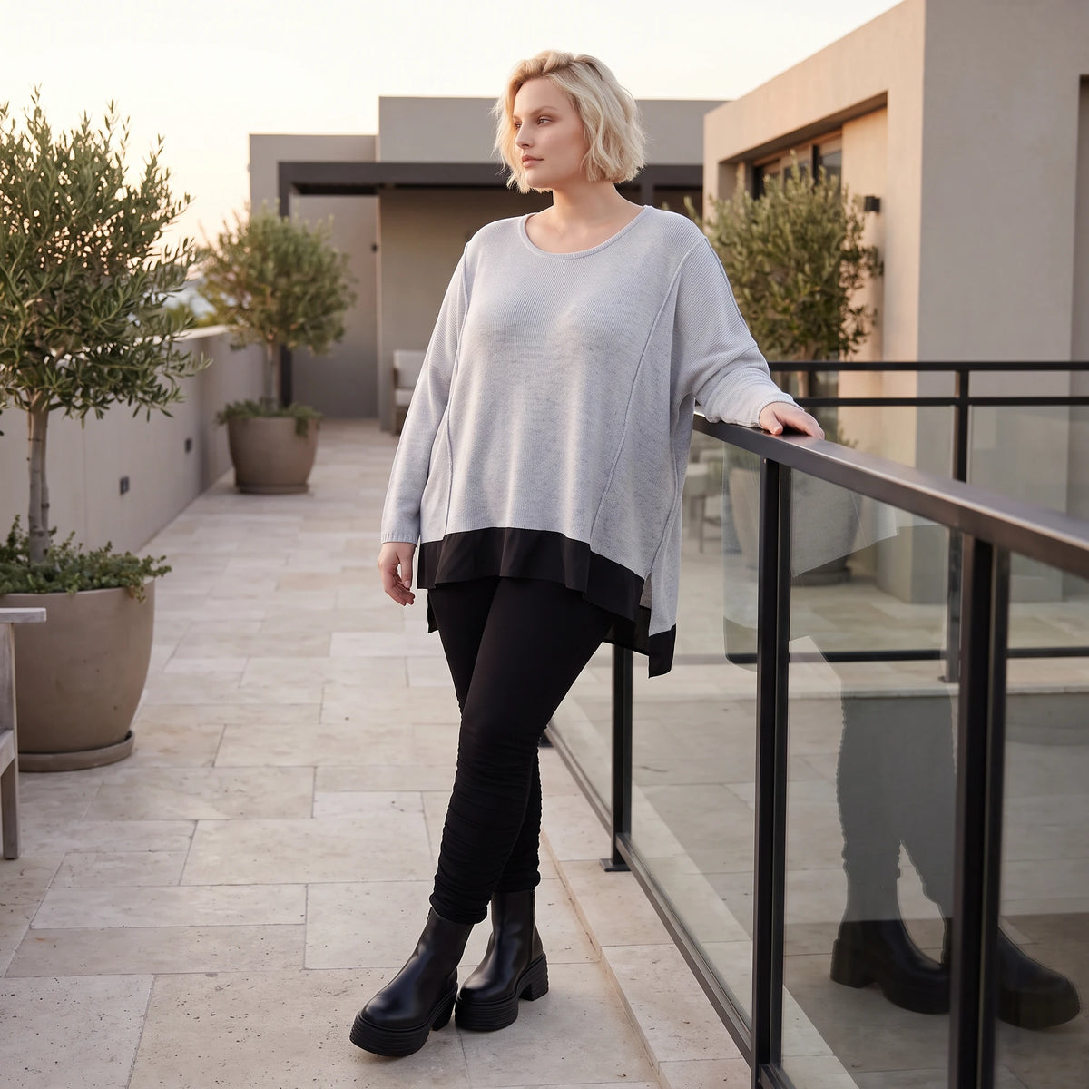 Weicher Strickpullover mit Rundhals aus Baumwolle und Memorytaft mit Seitenschlitzen