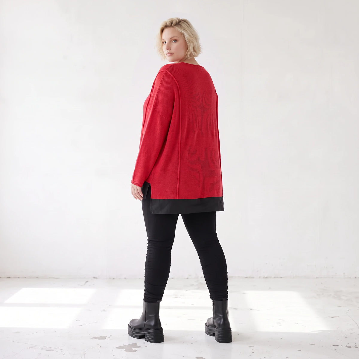 Warmer Strickpullover aus Strick und Memorytaft mit Vokuhilasaum und Seitenschlitzen