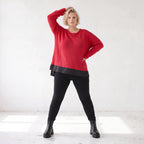 Warmer Strickpullover aus Strick und Memorytaft mit Vokuhilasaum und Seitenschlitzen