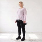 Altrosa Strickshirt mit Memorytaft Faltennaht seitlichen Schlitzen und langem Rückteil