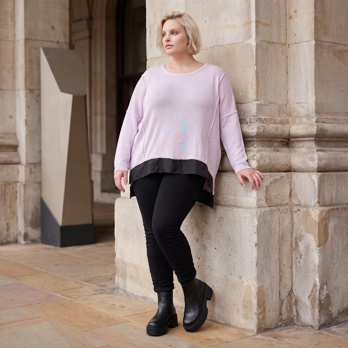 Altrosa Strickshirt mit Memorytaft Faltennaht seitlichen Schlitzen und langem Rückteil