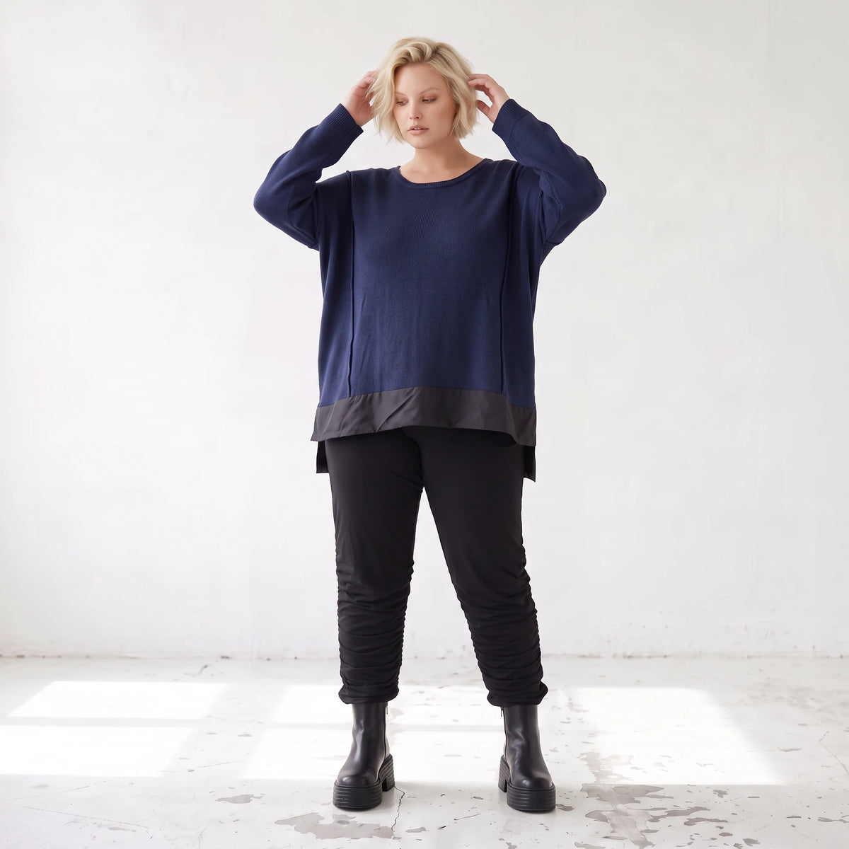 Wintershirt in Navy aus Strick mit Stretch Memorytaft Seitenschlitzen und Zipfelsaum