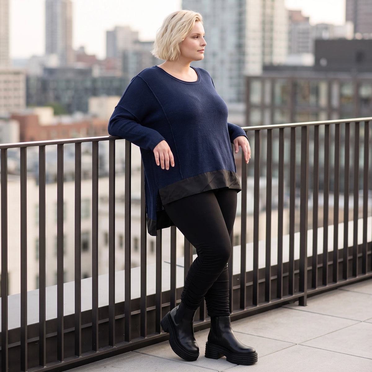 Wintershirt in Navy aus Strick mit Stretch Memorytaft Seitenschlitzen und Zipfelsaum