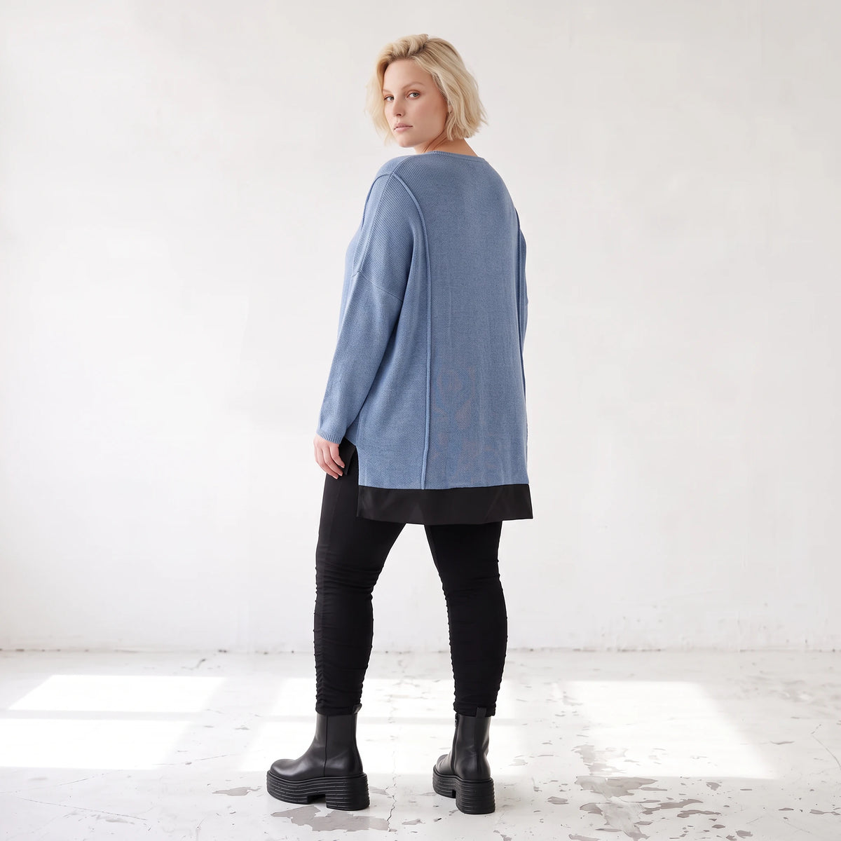 Strickpullover aus Baumwolle weich und warm mit Vokuhila Schnitt und Seitenschlitzen