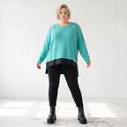 Strickpullover aus stretchiger Baumwolle mit Rundhalsausschnitt und hinten längerem Saum