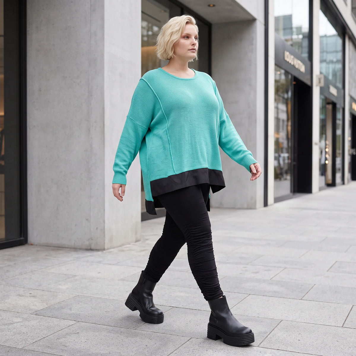 Strickpullover aus stretchiger Baumwolle mit Rundhalsausschnitt und hinten längerem Saum