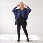 Navy Strickpullover aus Baumwolle mit V-Ausschnitt in kastiger Passform weich und locker