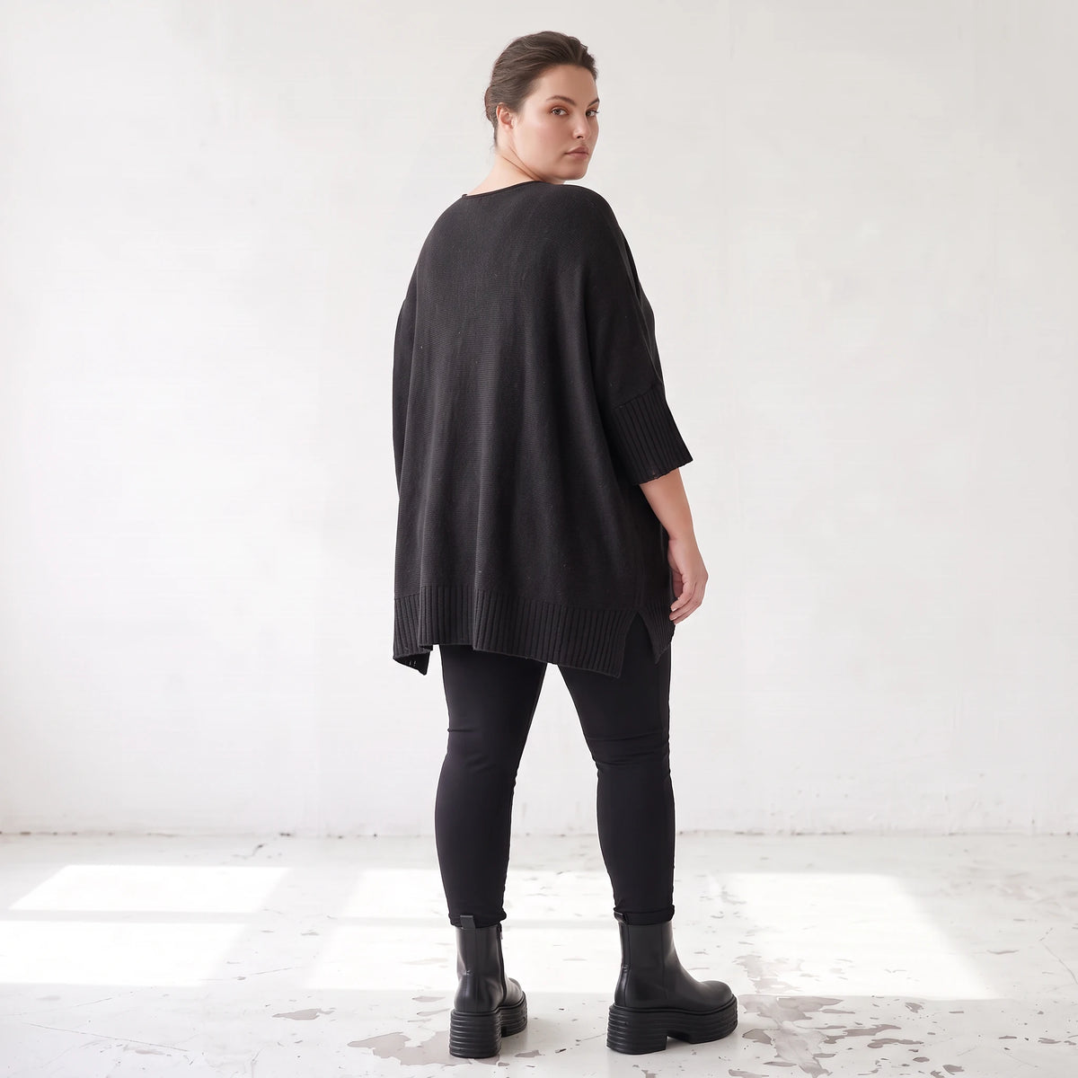 Warmes schwarzes Strickshirt in A-Linie mit Stretch und Destroyedoptik für Winterlooks