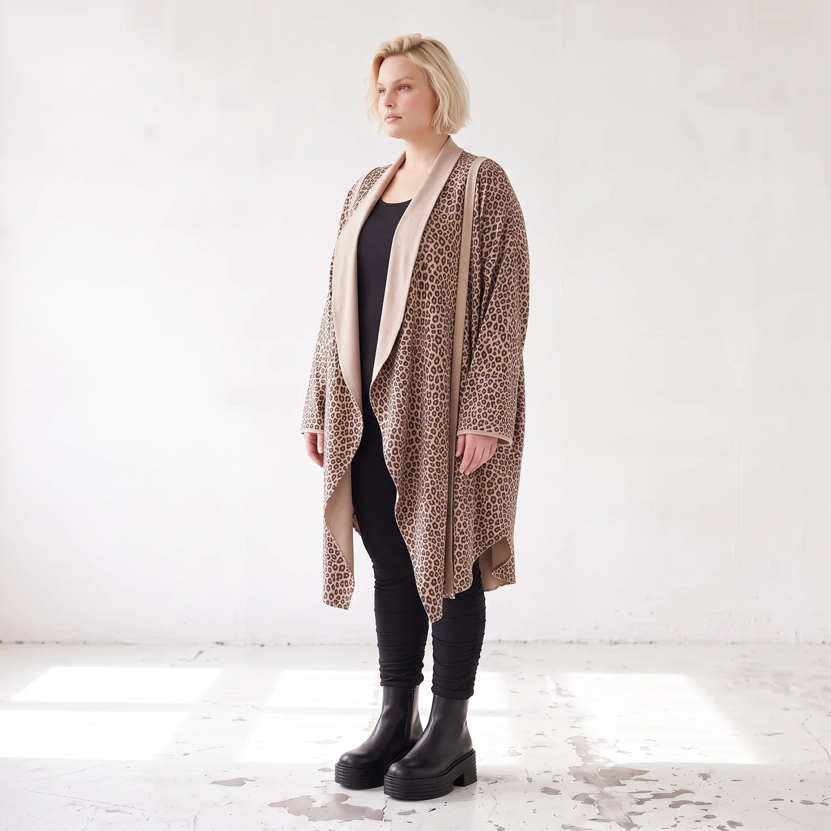 Langer Cardigan in Braun/Beige/Schwarz aus French Terry mit Stehkragen und Faltennaht
