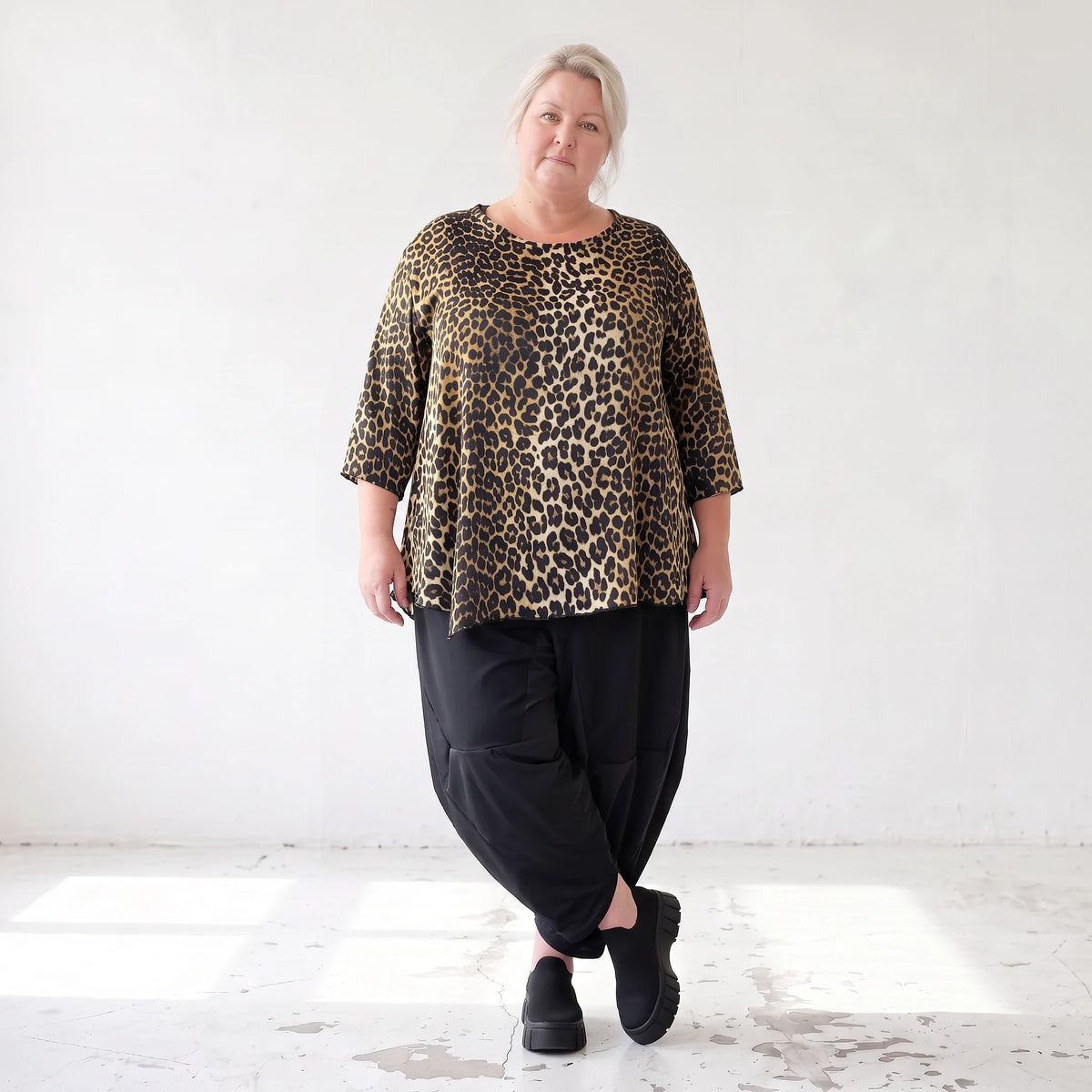 Satinshirt in A-Linie mit Zipfelsaum und 3/4-Arm mit Rundhalsausschnitt weich fließend