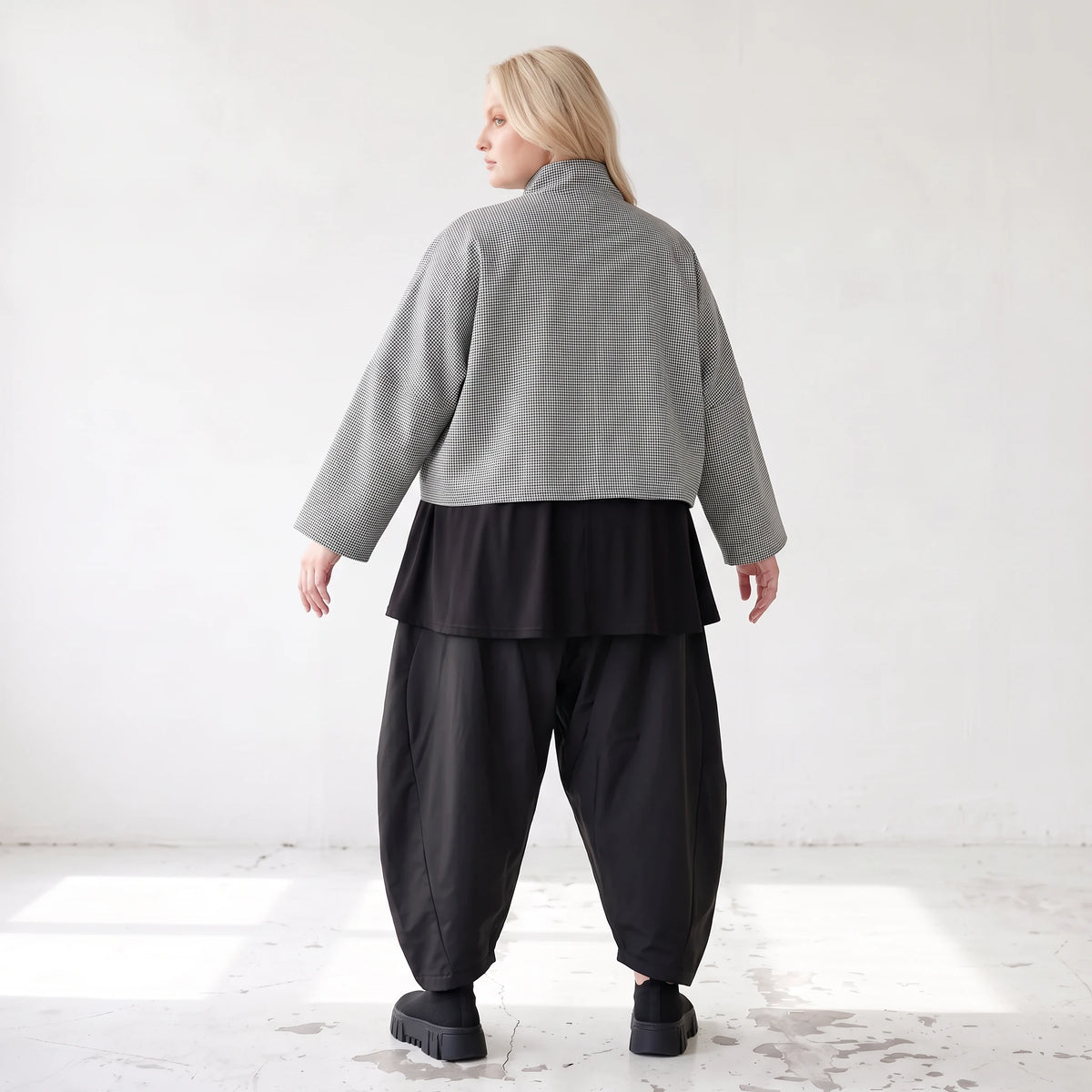 Kastige Bengalinejacke in Schwarz/Weiß mit Stehkragen und Stretch im Colorblock Look
