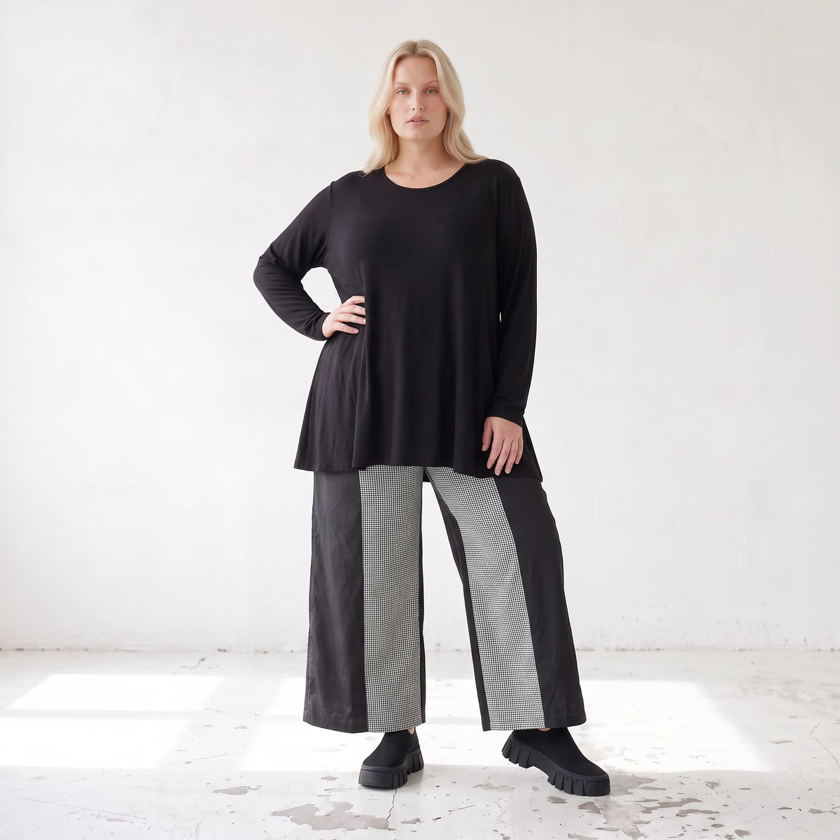 Palazzohose in Schwarz/Weiß aus weicher Bengaline mit Stretch und elastischem Komfortbund